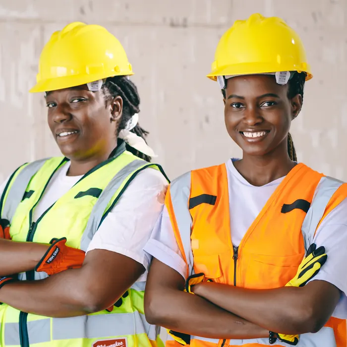 Deux techniciennes en casque et gilet haute visibilité